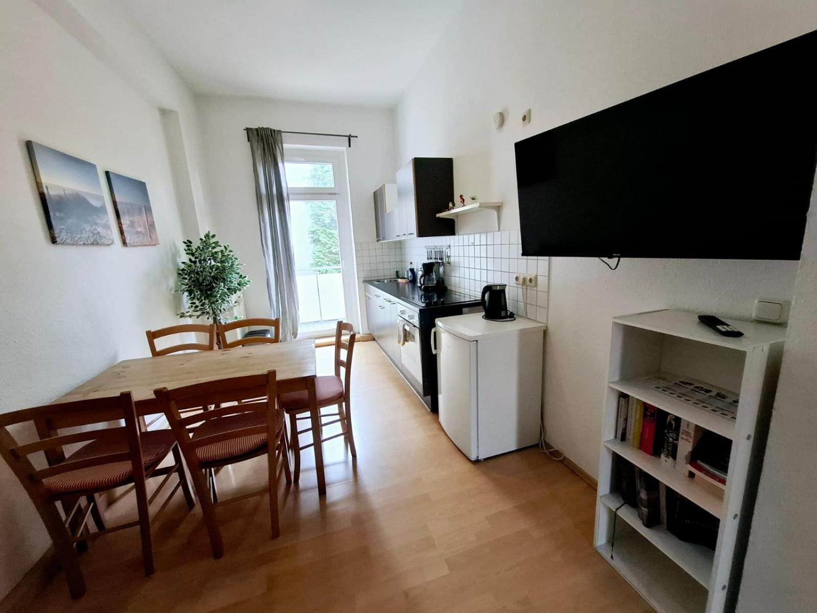 Altbauwohnung Direkt An Der Karli Mit Balkon - Netflix Inklusive Leipzig Exterior photo